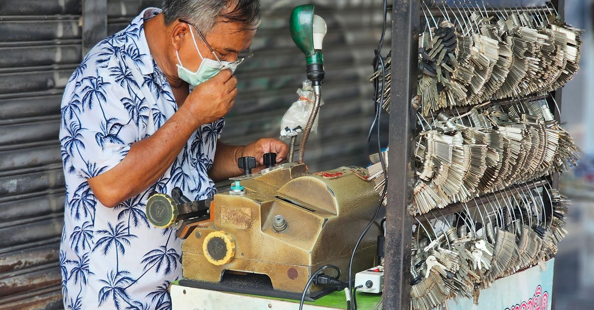 Kiosk vs. Mobile Locksmith: The Best Way to Copy a Key in Palmetto — Coastal Pro Locksmiths